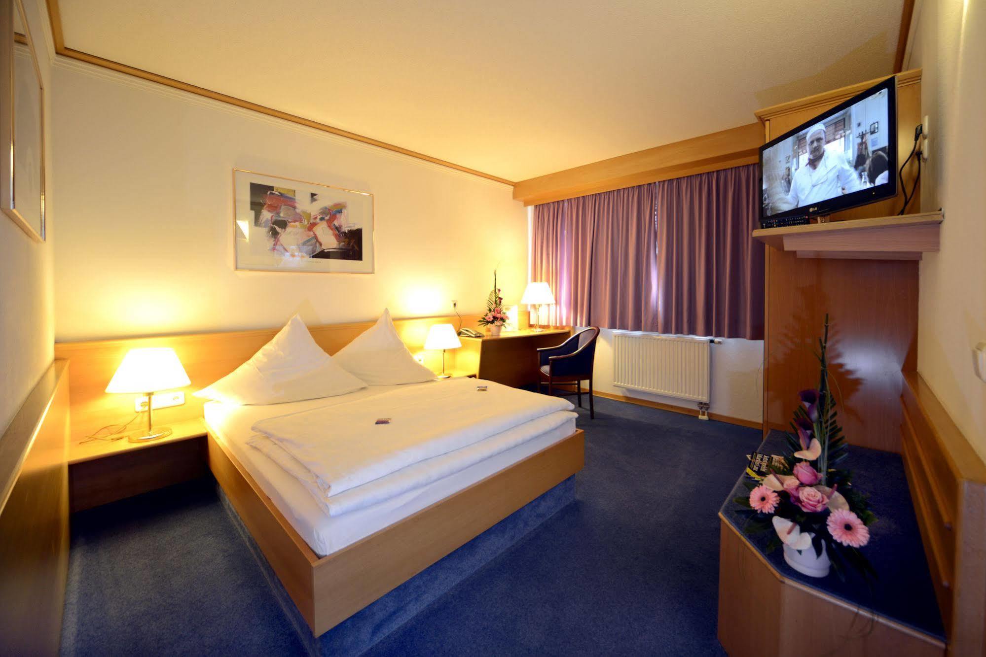 Hotel Bavaria ブレーナ エクステリア 写真